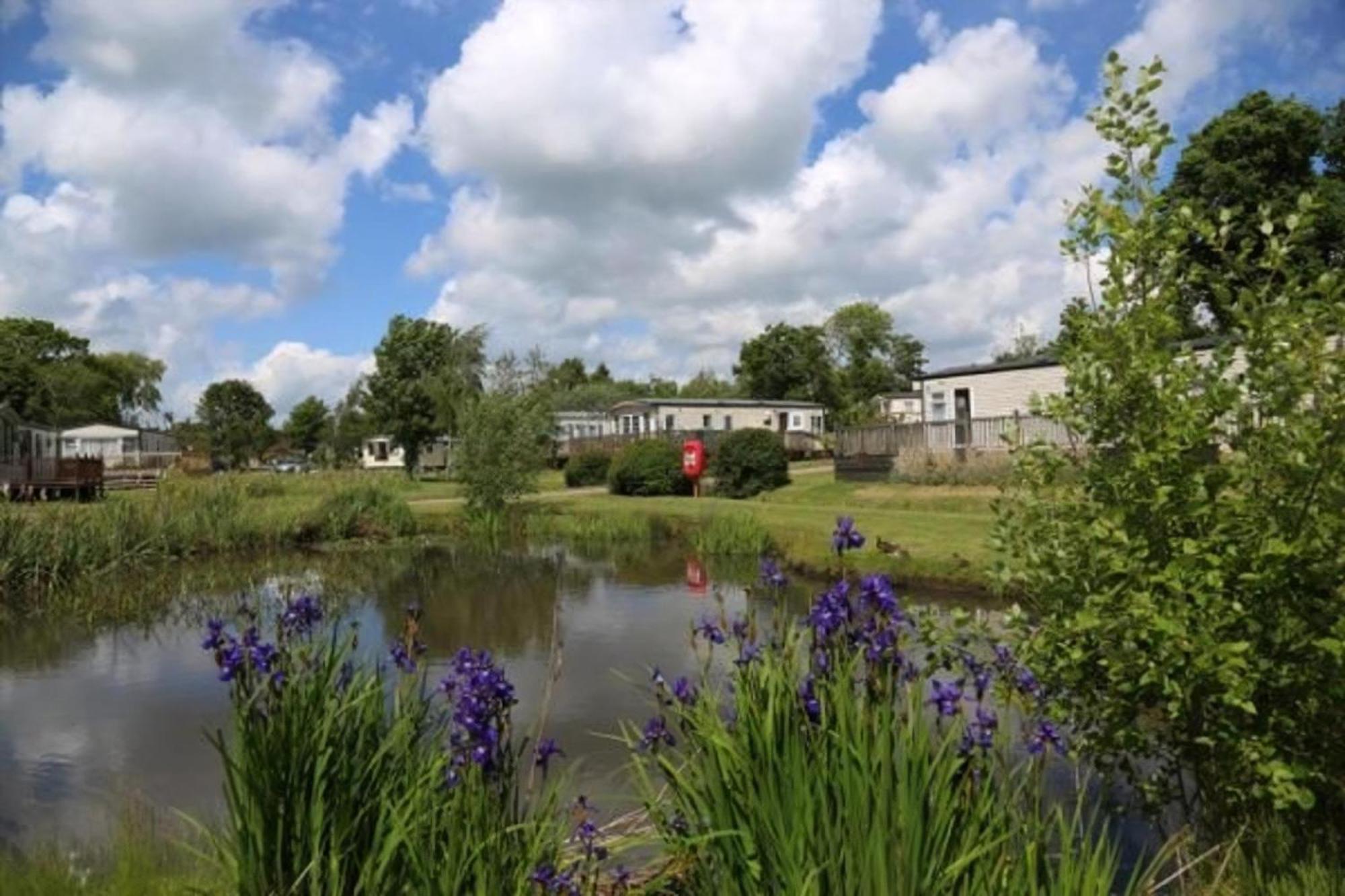 Beautiful Caravan With Decking At Carlton Meres Holiday Park, Suffolk Ref 60022M แซกส์มันดัม ภายนอก รูปภาพ